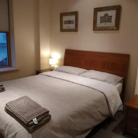 Homestay Spacious Luxury Room, Close To Everything.